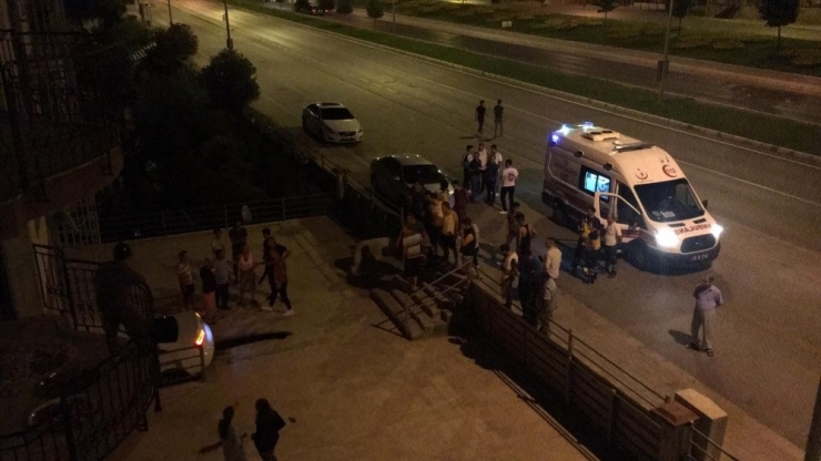 Otomobiliyle Apartmanın Girişine Dalıp Olay Yerinden Kaçtı