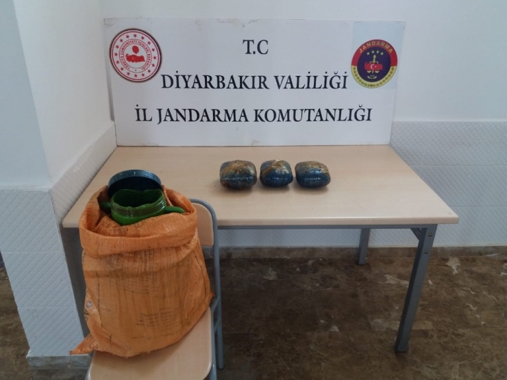 Diyarbakır’da, Pekmez Bidonuna Gizlenmiş Esrar Maddesi Ele Geçirildi