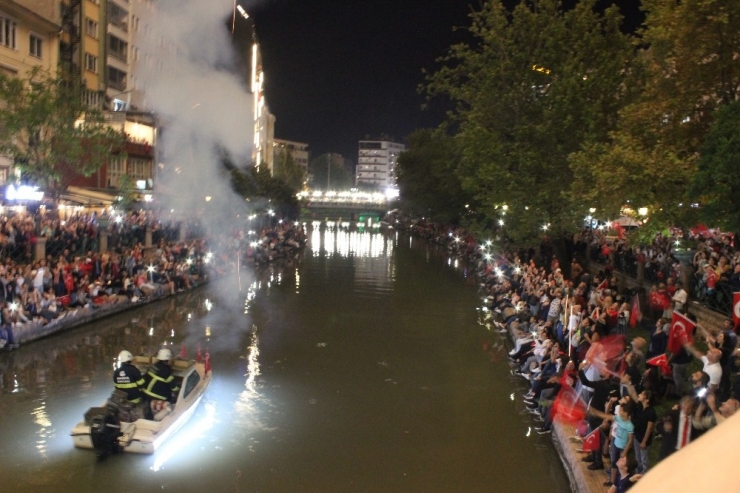 Porsuk Çayı’nda Teknelerle Fener Alayı Geçidi