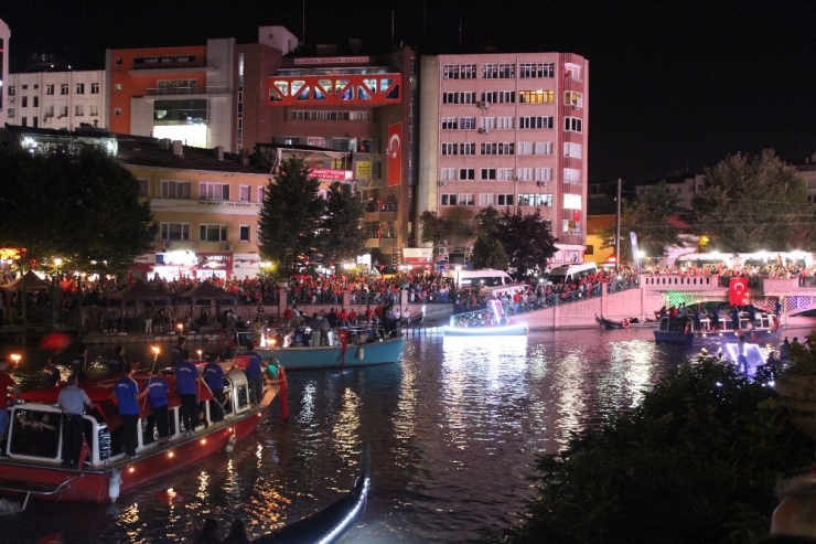 Porsuk Çayı’nda Teknelerle Fener Alayı Geçidi