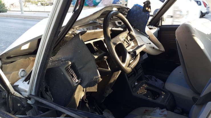 İki Otomobil Kafa Kafaya Çarpıştı: 4 Yaralı