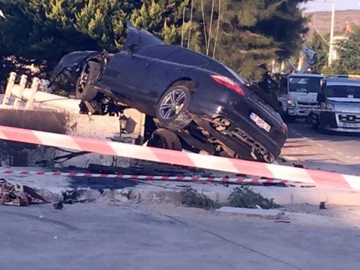 Çeşme’deki Kazada Lüks Aracın İbresi 220’de Kilitli Kaldı