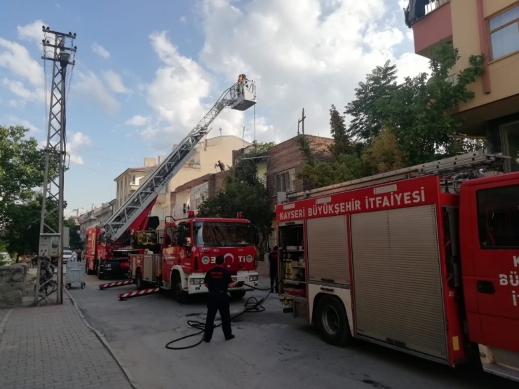 Çatı Katında Çıkan Yangını İtfaiye Ekipleri Söndürdü