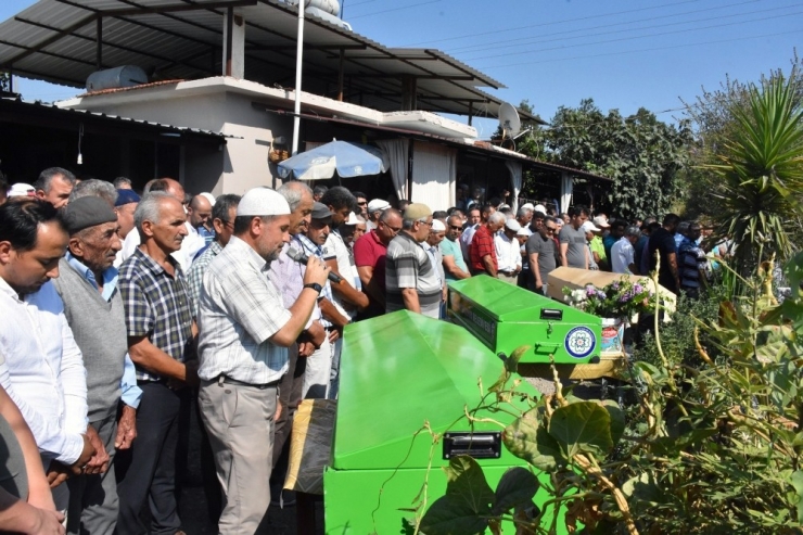 Anne, Baba Ve Kızın Tabutları Yan Yana Dizildi