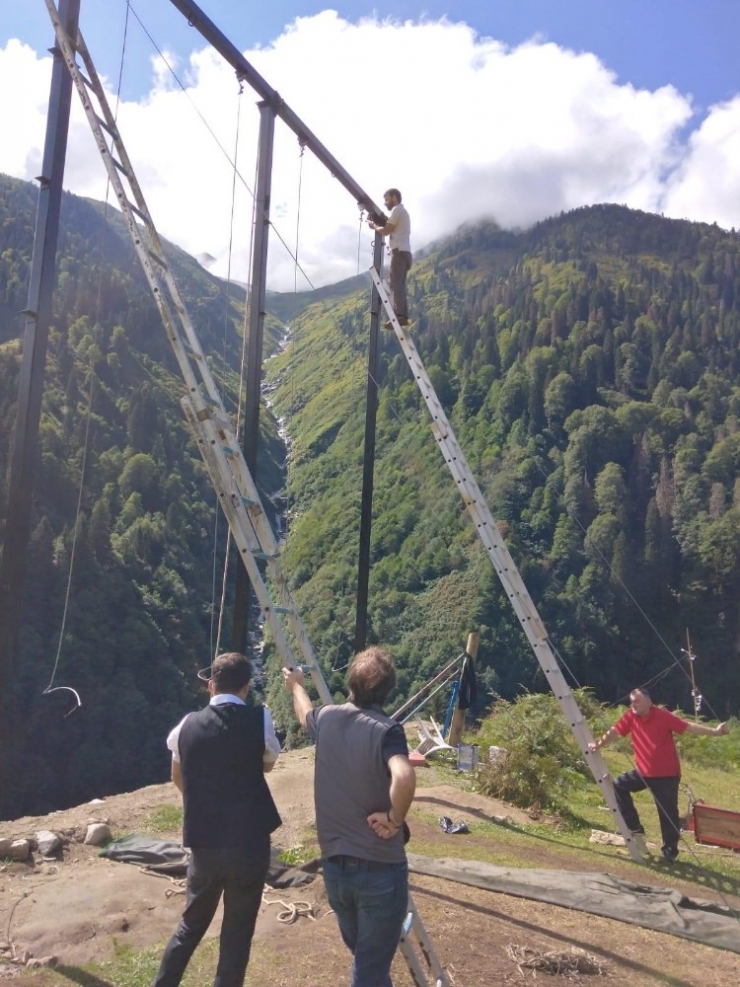 Ayder’de Tepkilere Neden Olan Salıncaklar Sökülmeye Başlandı