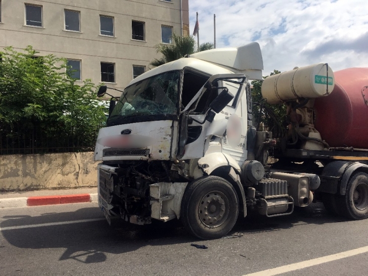 Sultanbeyli’de Beton Mikseri İle Kamyon Çarpıştı: 2 Yaralı