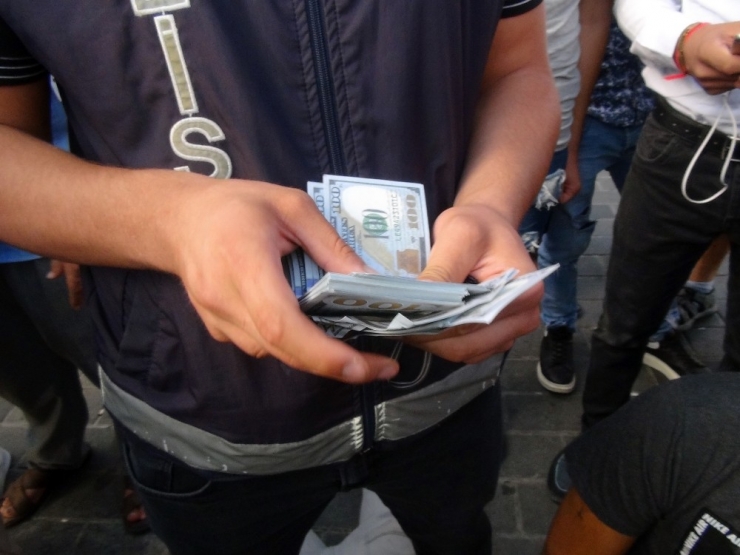 Sahte Dolar Bozdurmak İsterken Yakalandı