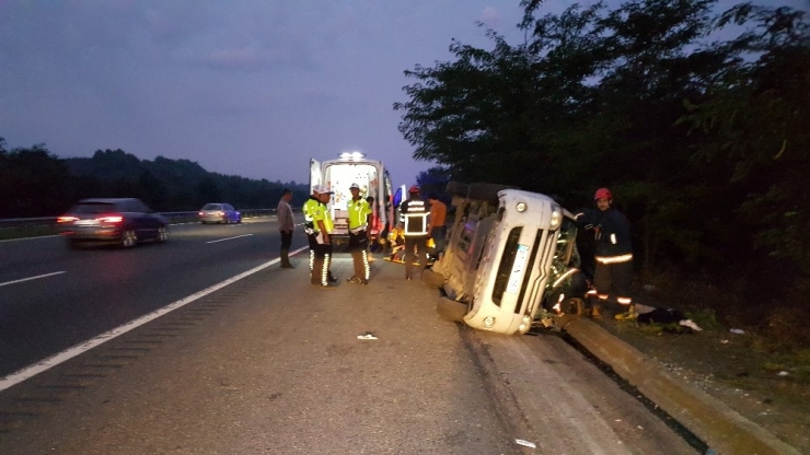 Tem’de Kontrolden Çıkan Hafif Ticari Araç Devrildi: 6 Yaralı