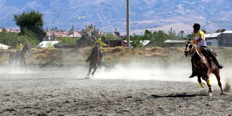 Erzincan’daki Atlı Cirit Müsabakaları Nefes Kesti
