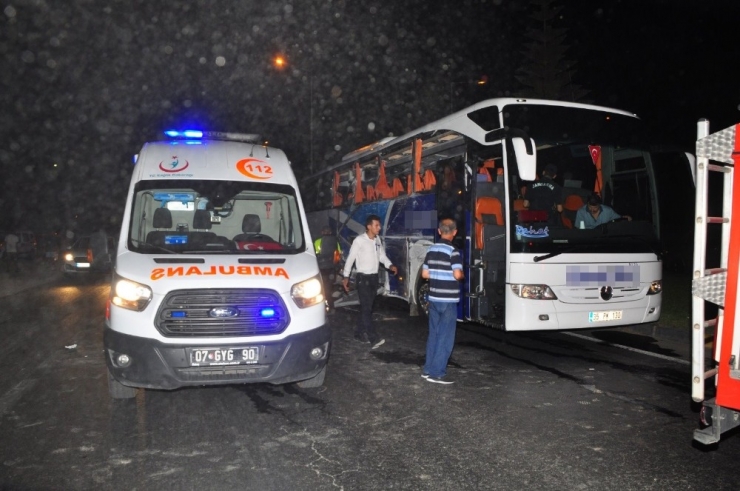 Antalya’da 12 Kişinin Yaralandığı Kazada Kırmızı Işık İhlali İddiası