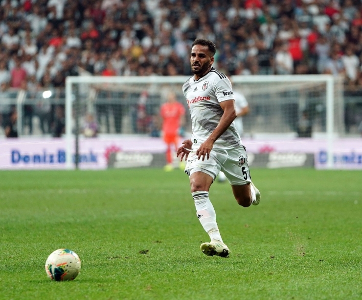 Douglas Siyah-beyazlı Formayla Tanıştı