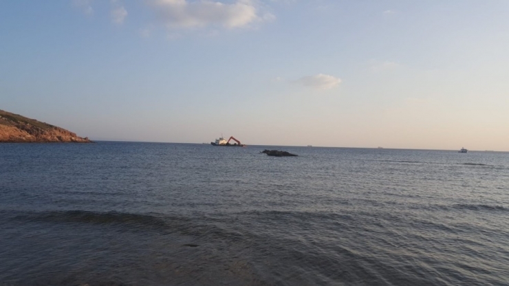Bozcaada Açıklarında Gemi Su Almaya Başladı