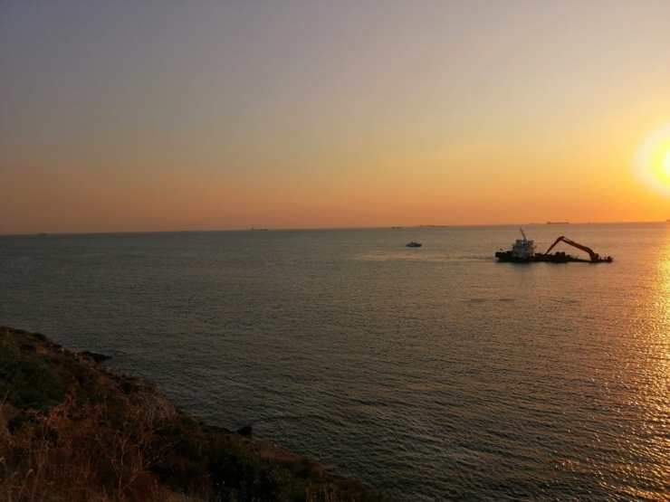 Bozcaada Açıklarında Gemi Su Almaya Başladı