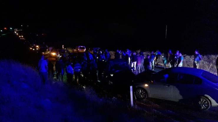 İki Otomobil Kafa Kafaya Çarpıştı: 8 Yaralı