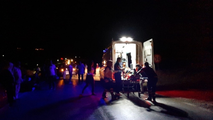 İki Otomobil Kafa Kafaya Çarpıştı: 8 Yaralı