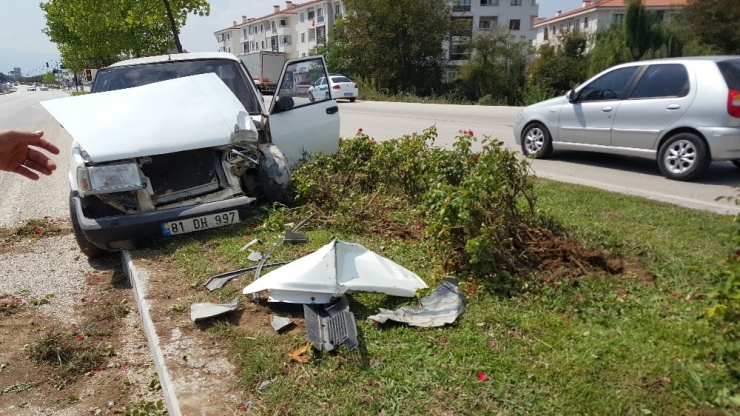 Refüje Çıkan Otomobil Ağaca Çarptı: 1 Çocuk Yaralı