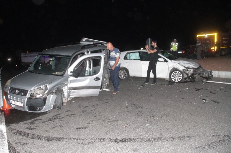 Elazığ’da Hafif Ticari Araç İle Otomobil Çarpıştı: 5 Yaralı