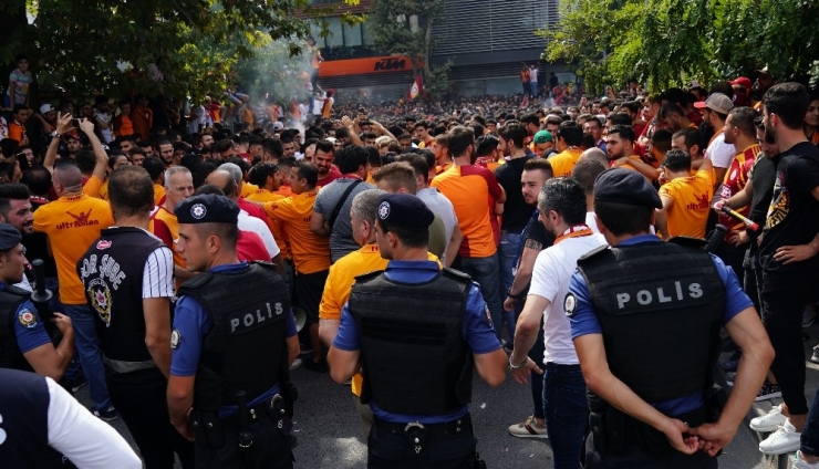 Galatasaray Taraftarı Falcao’yu Bekliyor