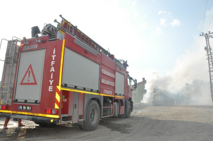 Yüksekova’da Dumanlar İçinde Kalan Mikser Korkuya Neden Oldu