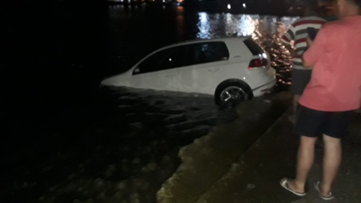 El Freni Çekilmeyen Otomobil Limana Düştü