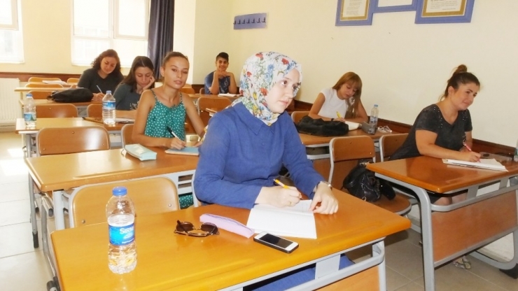 Burhaniye’de Üniversite Adayları İngilizce Kursuna Katıldı
