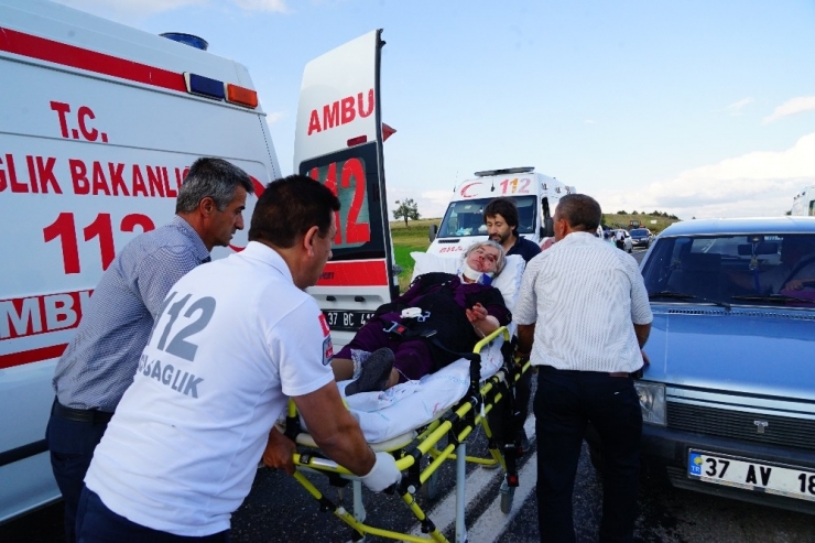 Kastamonu’da Yolcu Minibüsü İle Kamyonet Çarpıştı: 1 Ölü, 16 Yaralı