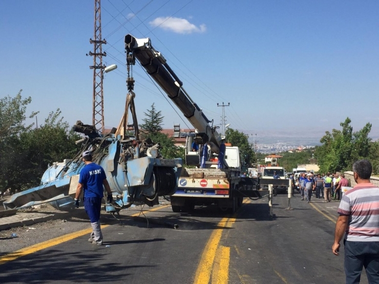 4 Kişinin Hayatını Kaybettiği Kazada İş Makinesi Olay Yerinden Kaldırıldı