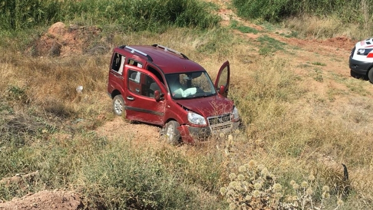 Hafif Ticari Araç Şarampole Devrildi: 2 Yaralı