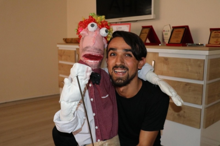 Çöpten Bulduğu Yastık İle Tiyatro Oyunu Yapmaya Hazırlanıyor