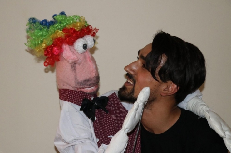 Çöpten Bulduğu Yastık İle Tiyatro Oyunu Yapmaya Hazırlanıyor