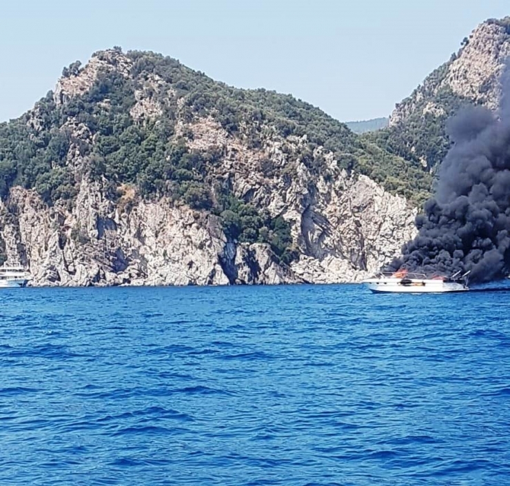 Lüks Yat Alevlere Teslim Oldu