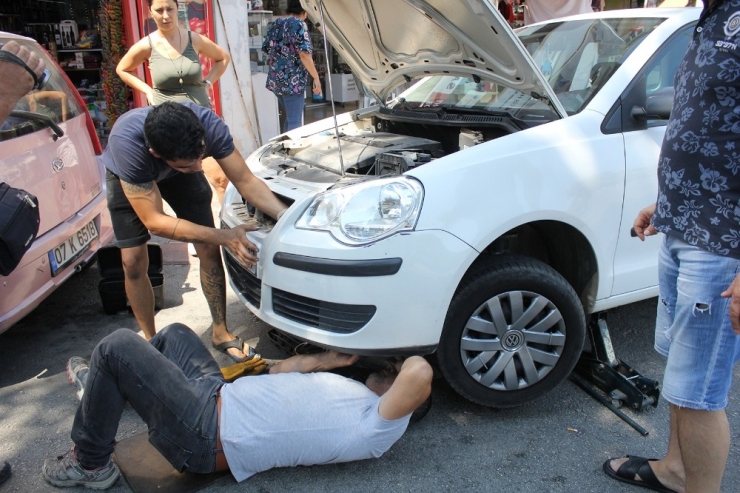 Girdiği Otomobilin Motorunda 40 Kilometre Yolculuk Etti