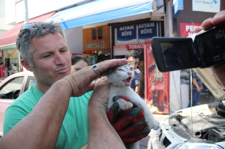 Girdiği Otomobilin Motorunda 40 Kilometre Yolculuk Etti