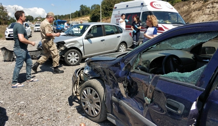 Otomobil Meyve Alanlara Çarptı: 4 Yaralı