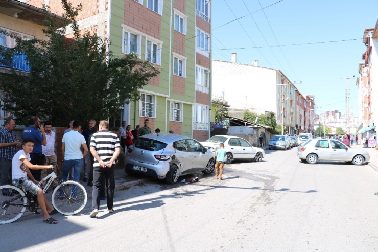 15 Yaşındaki Sürücü Ortalığı Birbirine Kattı: 1 Yaralı