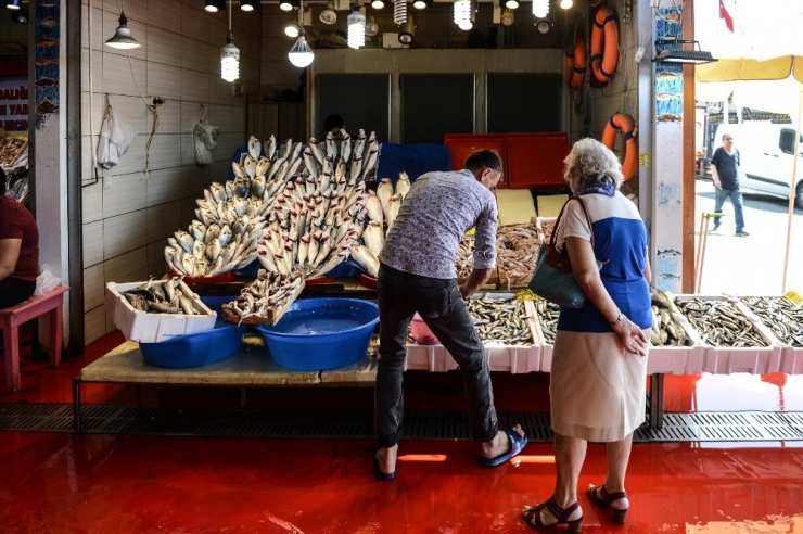 Balıklar Tezgahlara Serildi