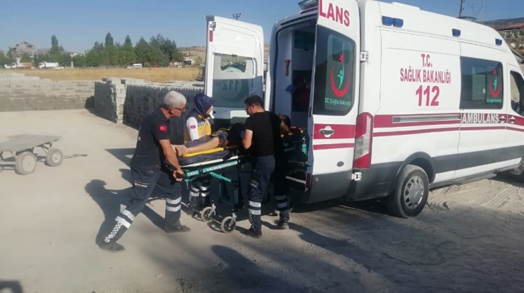 Taş Öğütme Makinesine Düşen İşçiler Yaralandı