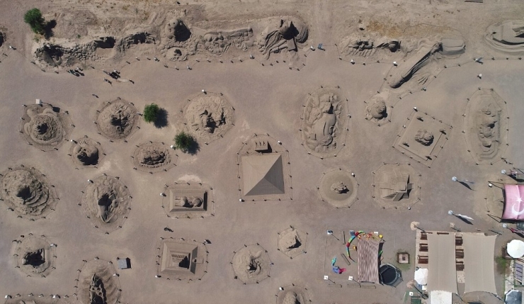 Kum Heykellere ‘Ortadoğulu Gezen Turist’ Dopingi