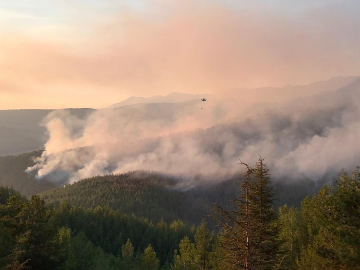 Kaş’taki Yangını Söndürme Çalışmaları Devam Ediyor