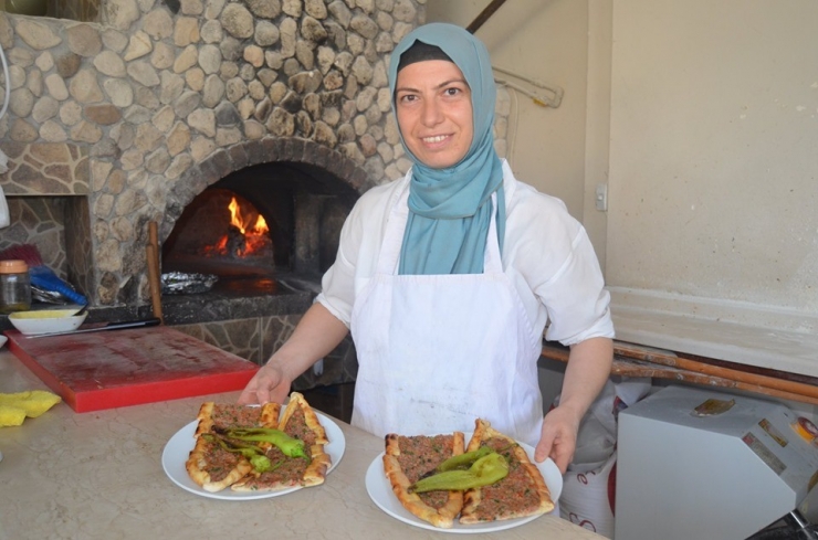 Ekmeğini Ateşten Çıkarıyor