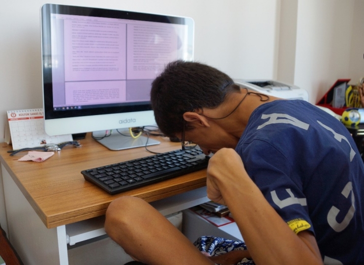 Kendi Hayatından Sonra Arkadaşının Öyküsünü De Burnuyla Yazıyor