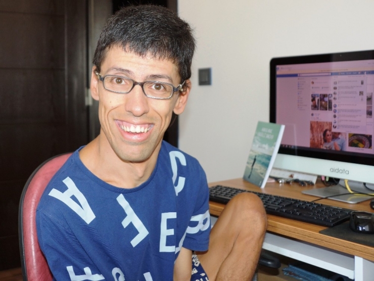 Kendi Hayatından Sonra Arkadaşının Öyküsünü De Burnuyla Yazıyor