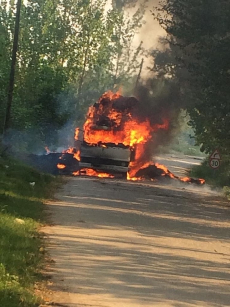 Saman Yüklü Kamyon Alev Alev Yandı