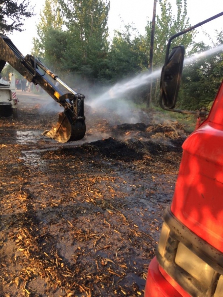 Saman Yüklü Kamyon Alev Alev Yandı