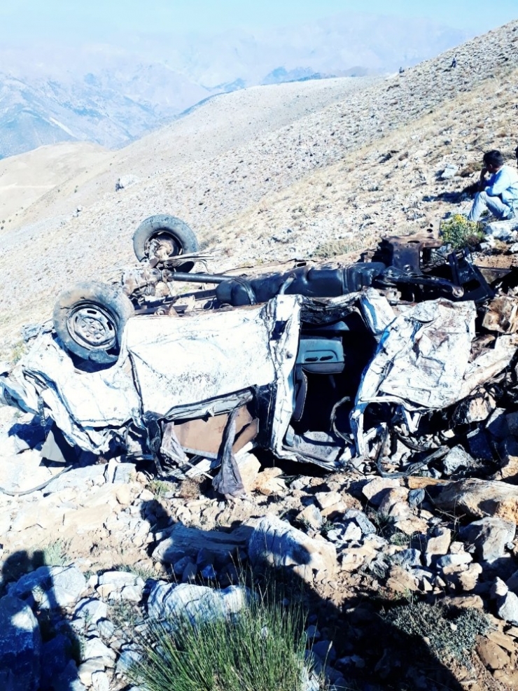 Uçuruma Yuvarlanan Araçtan Atlayarak Kurtuldu