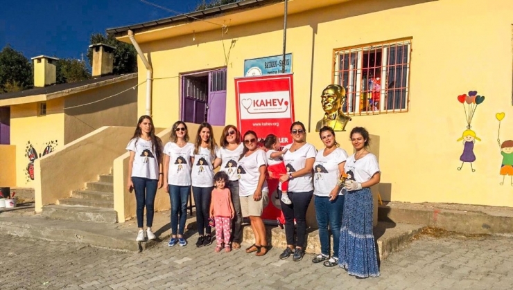 Meslektaşları Tatildeyken O Okulun Tadilatını Tamamladı