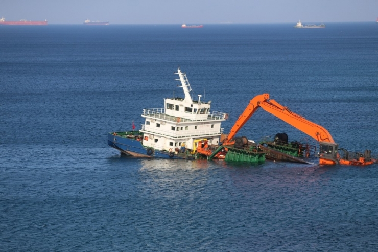 Bozcaada’da Baştan Karaya Vuran Gemi Havadan Görüntülendi
