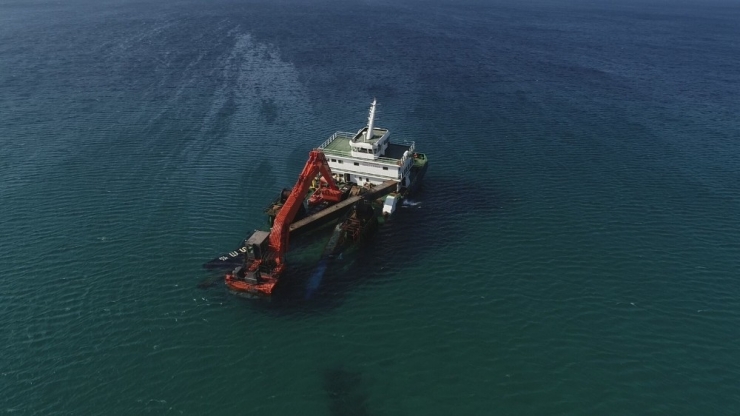 Bozcaada’da Baştan Karaya Vuran Gemi Havadan Görüntülendi