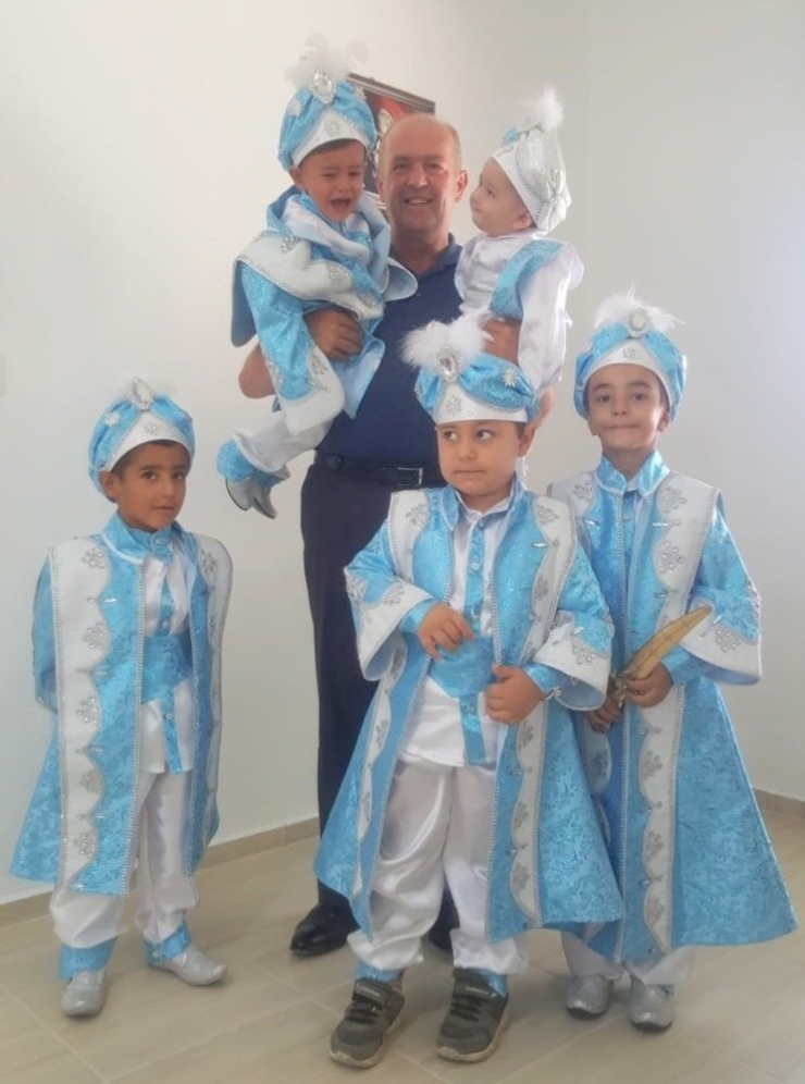 Foçalı Muhtar Mahallesinin Çocuklarını Sünnet Ettirdi