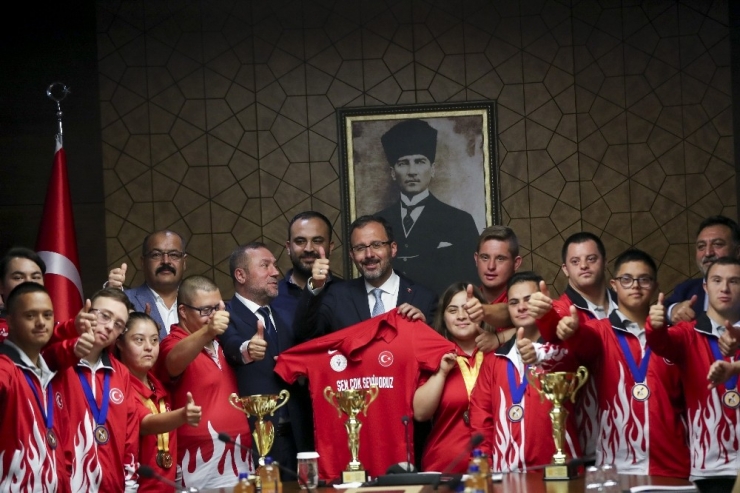 Bakan Kasapoğlu, Down Sendromlu Sporcularla Buluştu